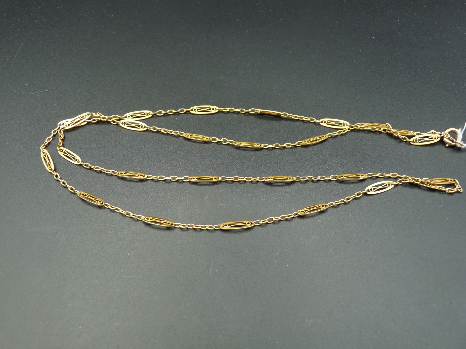 Null 18K（750/oo）黄金项链，镂空细丝镶嵌椭圆形链节，18K（750/oo）黄金和银（800/oo）"浮标 "扣已损坏。长度：约 64 厘米。变形。&hellip;