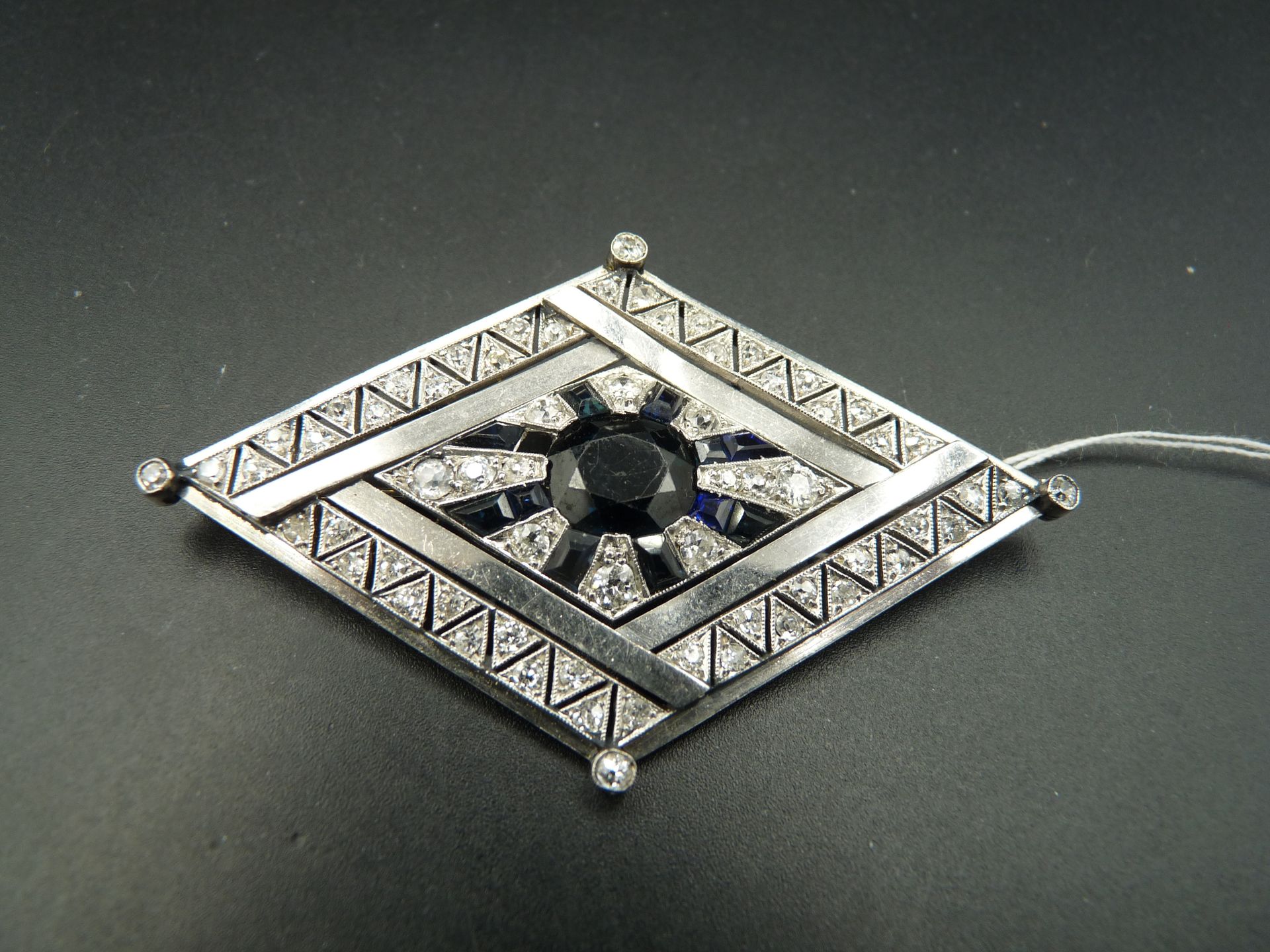 Null Broche en platine (850/oo) de forme losange, ajourée de décors géométriques&hellip;