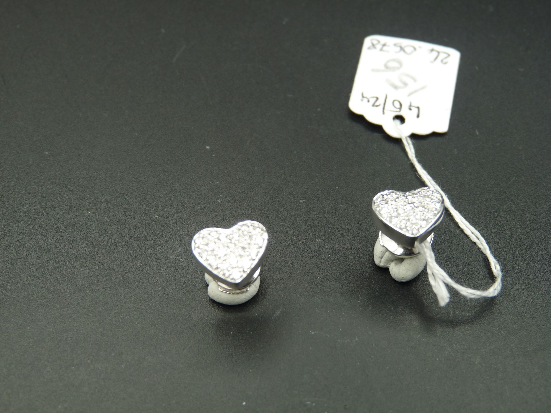 Null 一对 18K（750/oo）白金耳钉，"心形 "镶嵌明亮式切割钻石。尺寸：约 8.5 x 10 毫米。ALPA 搭扣系统。毛重：3.7 克。