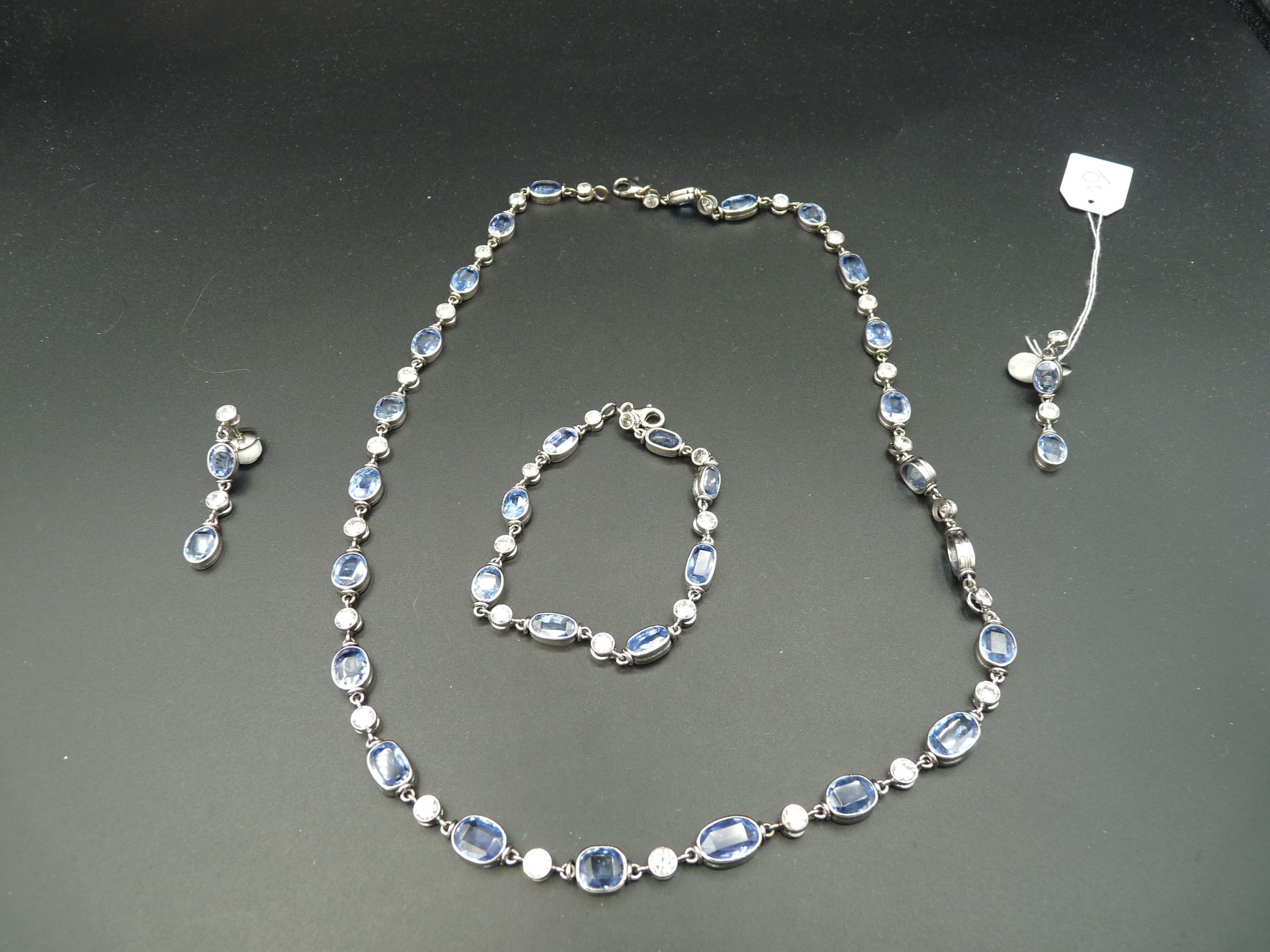 Null Parure en or gris 18K (750/oo) composée d'une paire de pendants d'oreilles &hellip;