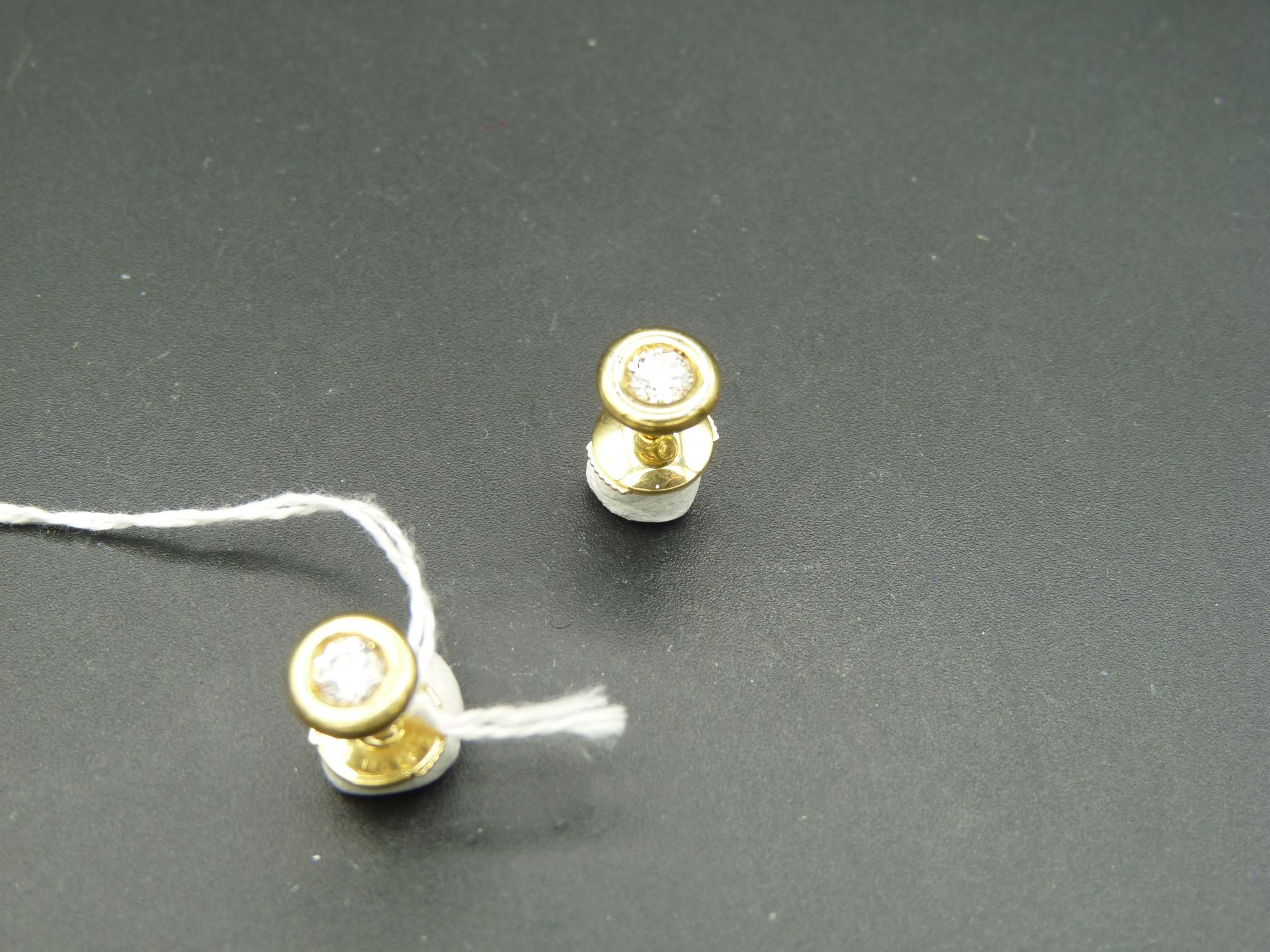 Null 一对 18K (750/oo) 黄金耳钉，每颗耳钉上均镶嵌一颗重约 0.20 克拉的明亮式切割钻石。ALPA 扣环系统。毛重：2.8 克。