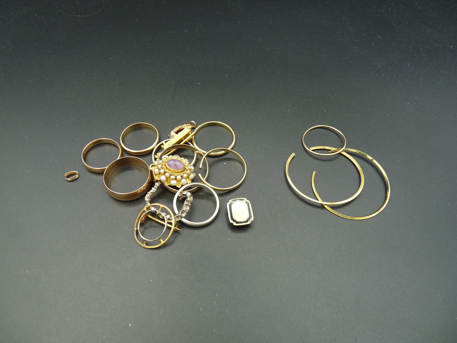 Null 一批各种 18K (750/oo) 金碎片：结婚戒指、胸针座、珐琅领扣（"Tête de bélier "印记，19 世纪早期）等......镶有小宝&hellip;