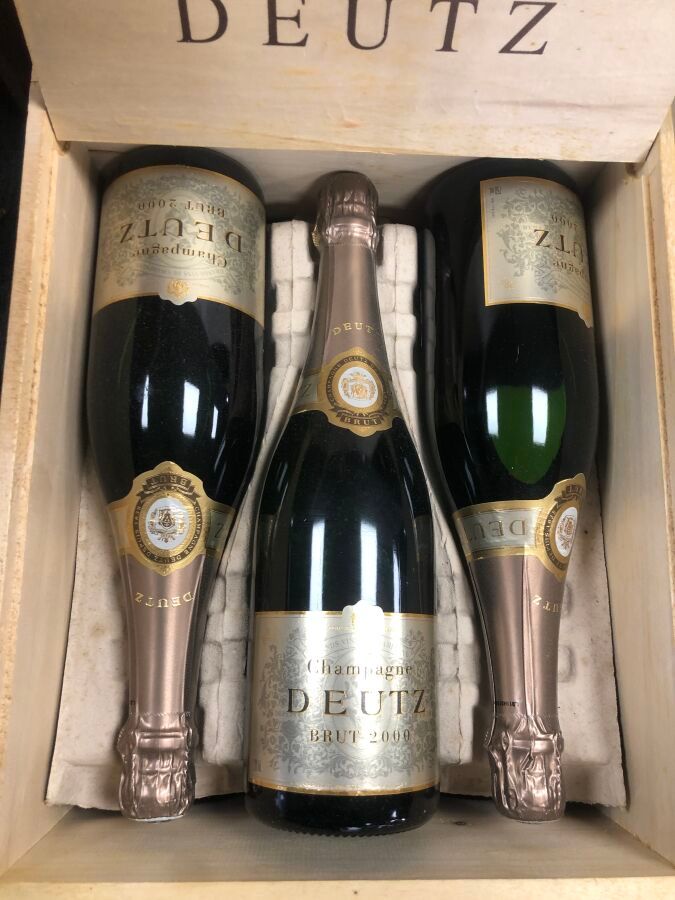 Null 6 bottles of Champagne DEUTZ Brut 2000. In wooden box