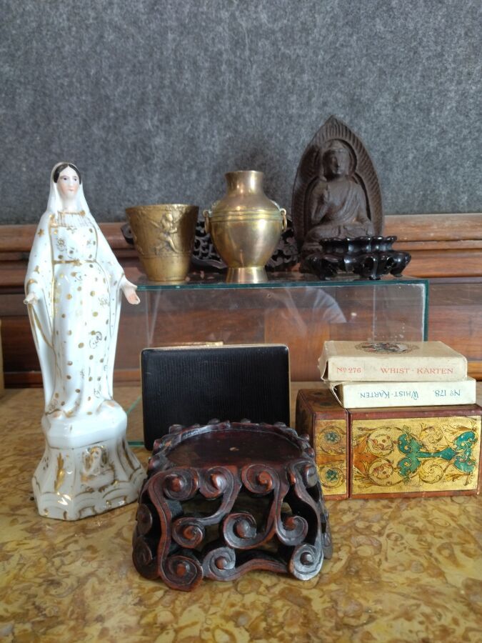 Null Petite bannette contenant une Vierge en porcelaine de Paris à rehauts d'or &hellip;