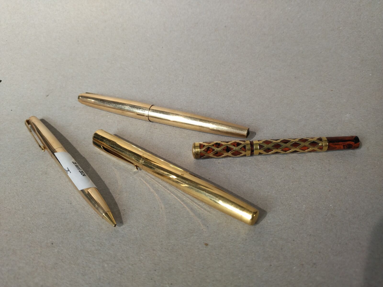 Null PARKER，美国制造：套装包括一支钢笔和一支机械铅笔，镀金金属饰边。包括一支 WATERMAN 钢笔、金笔尖（千分之七十五）、镀金金属配件和一个小型&hellip;