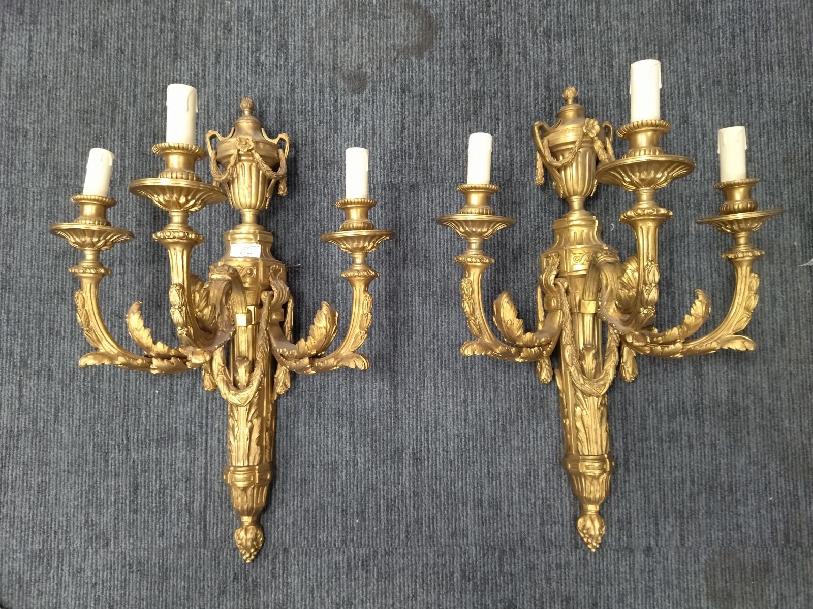 Null Important pair of ormolu sconces with three arms decorated with acanthus le&hellip;