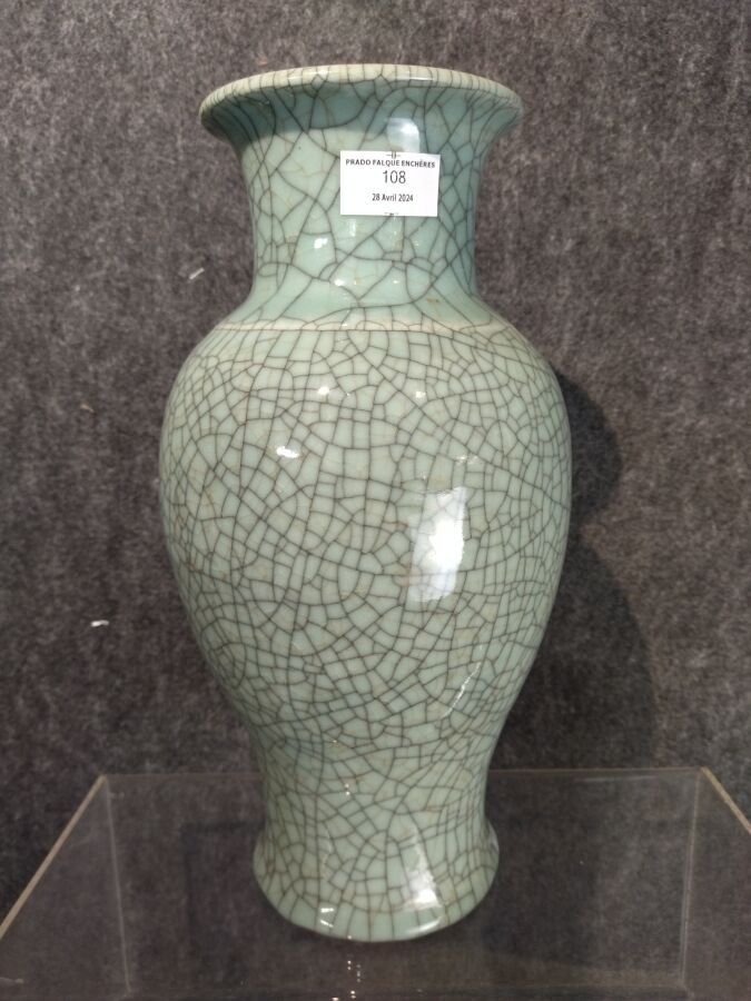 Null Vase balustre en grès céladon craquelé , travail chinois ancien Ht 35cm, di&hellip;