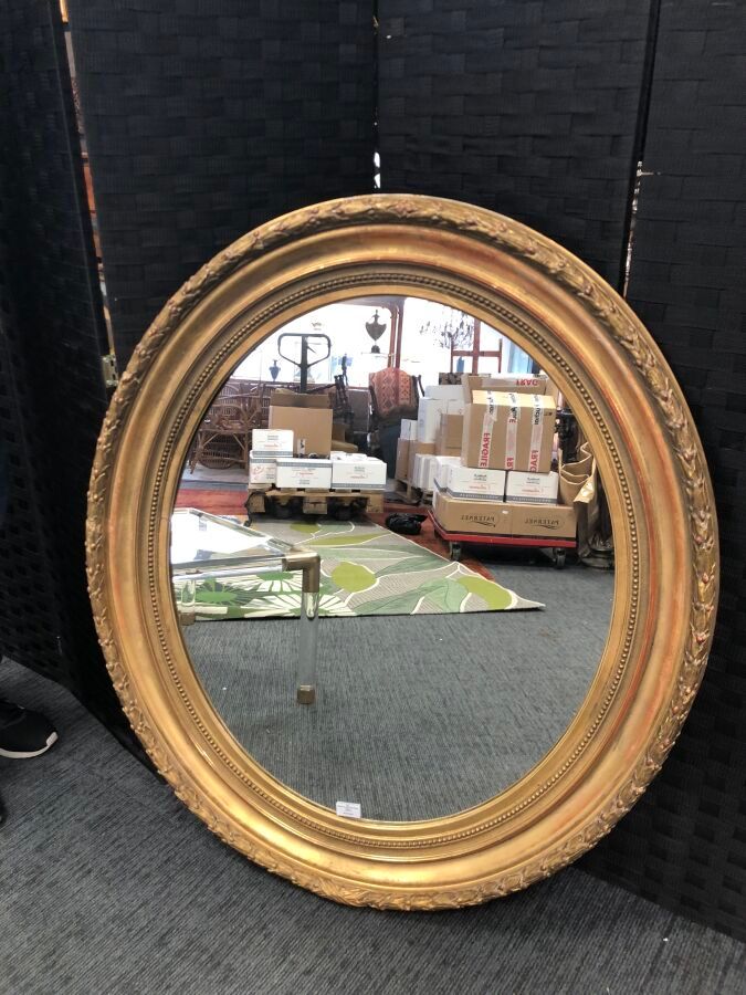 Null 椭圆形灰泥镀金木镜，饰有月桂环和珍珠饰边。路易十六风格。总尺寸：104 x 90 厘米。内部尺寸：80 x 65 厘米