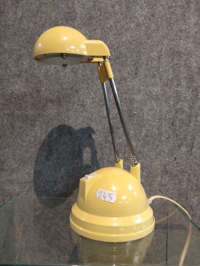 Null Lampe de bureau vintage en plastique jaune et métal tubulaire, vendue en l'&hellip;