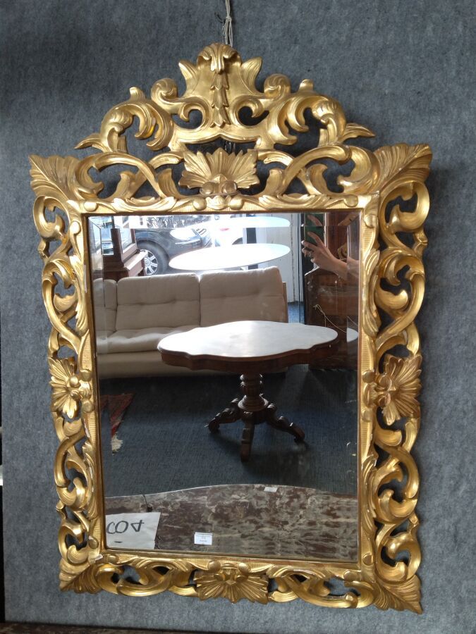 Null Espejo de madera tallada y dorada decorado con hojas de acanto, frontón dec&hellip;