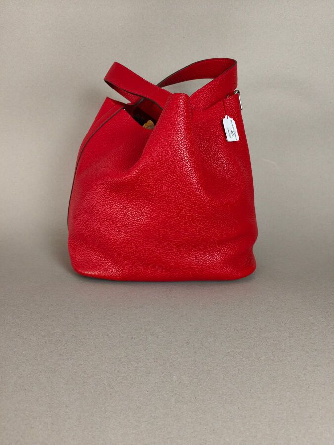 Null Hermès TGM Picotin 手袋，Lock 31，"rouge casaque"，镀银钯饰边。24.5x30厘米。全息图：C074。附挂锁和&hellip;
