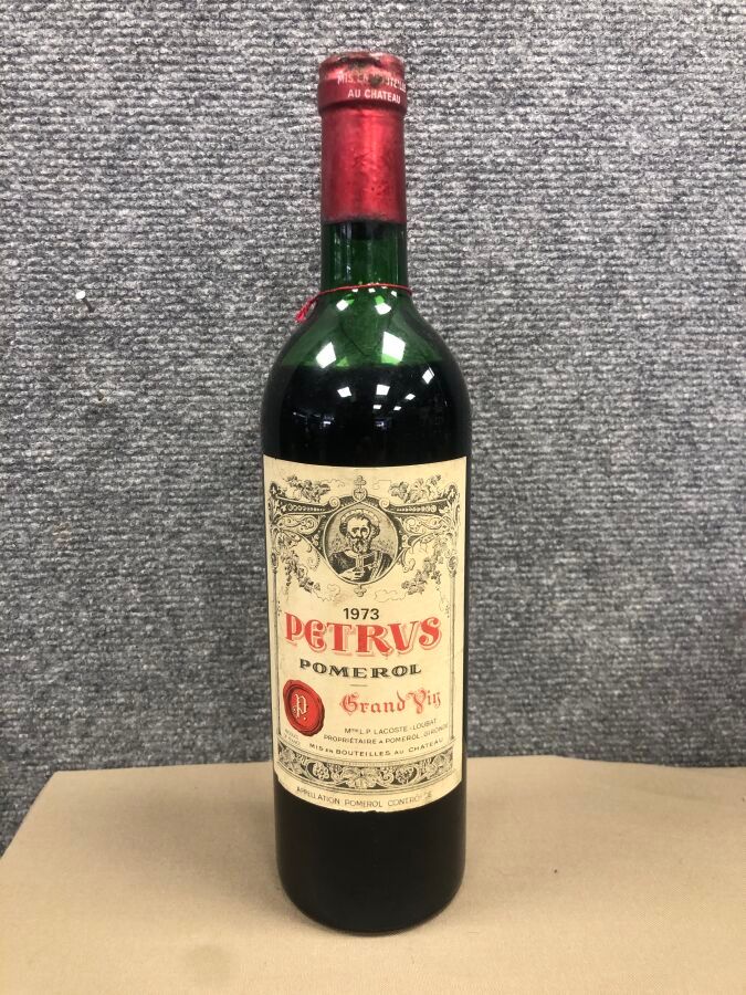 Null 佩特鲁斯酒瓶，波美侯 1973年。酒标略有破损和污渍。瓶盖磨损。