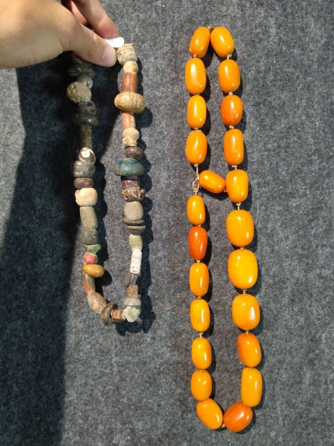 Null Dos collares: uno de piedra dura de diferentes colores y otro de plástico i&hellip;