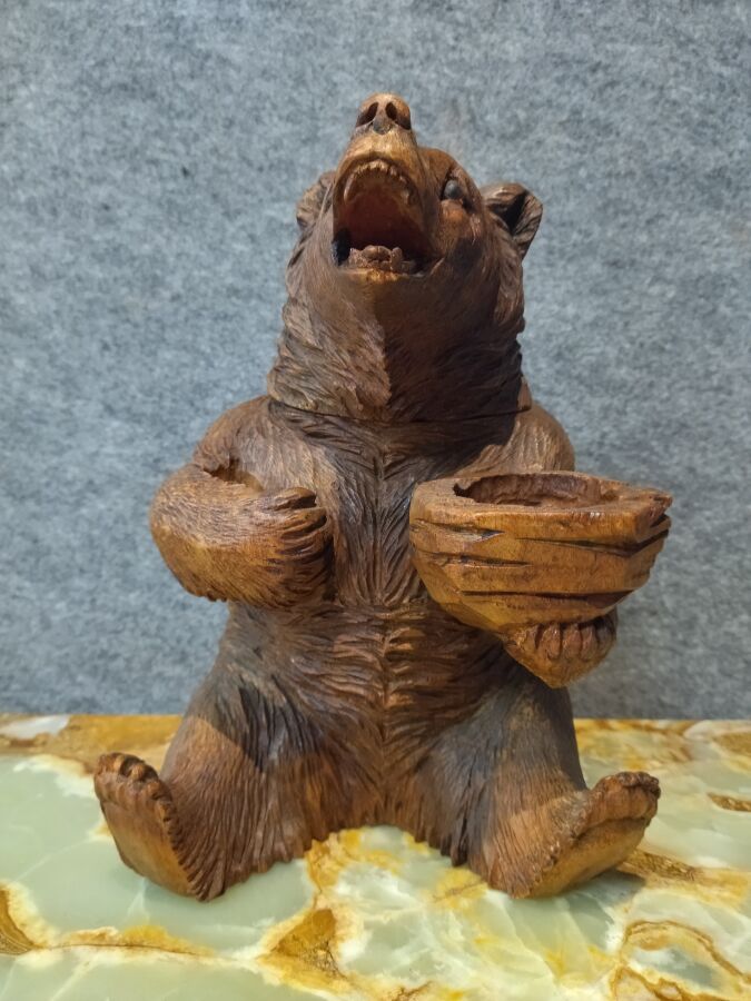 Null Pot à tabac en bois sculpté représentant un ours, la main gauche supportant&hellip;