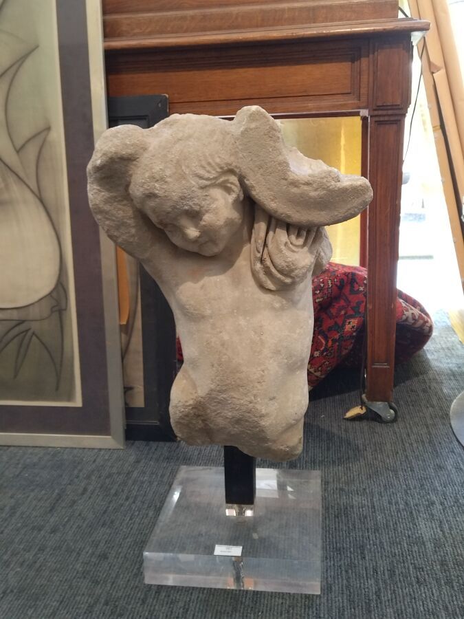 Null Putto in busto panneggiato, marmo scolpito, basamento Ht 53cm, opera antica