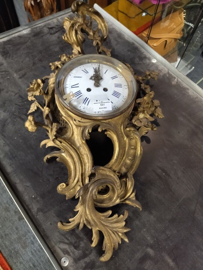Null 十九世纪罗卡尔风格的青铜嵌花镀金凹室钟，白色和蓝色珐琅表盘。配有音簧、钟摆和钥匙。61 x 36 厘米