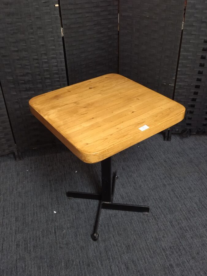Null Charlotte Perriand: Une table carrée plateau en pin, piètement en métal laq&hellip;