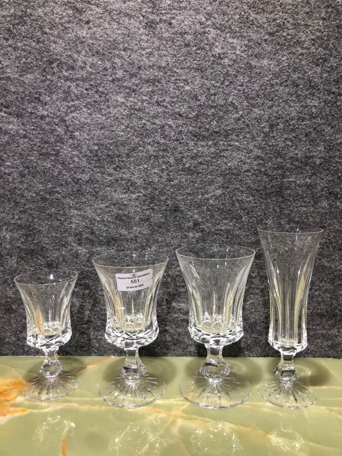 Null DAUM, partie de service de verres en cristal taillé composée de: 12 verres &hellip;