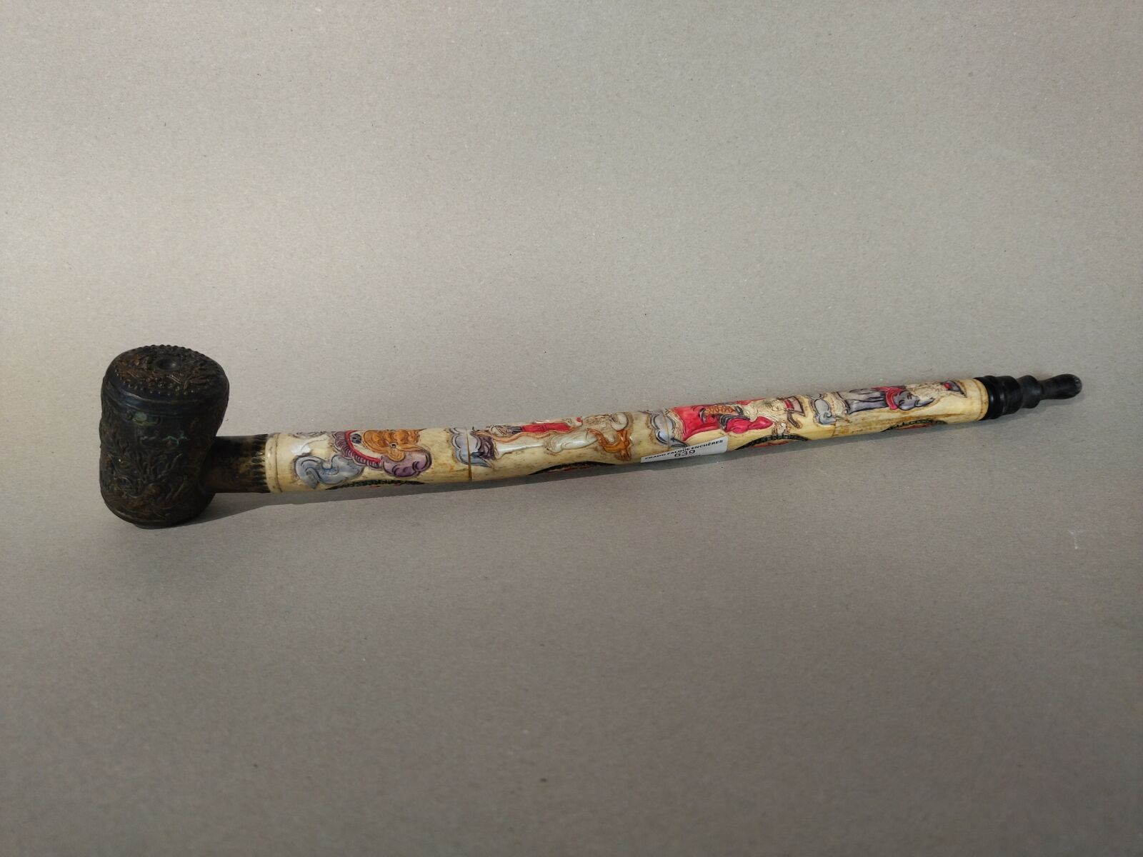 Null Pipe à opium en os peint polychrome et sculpté à décor de vieux sages, garn&hellip;