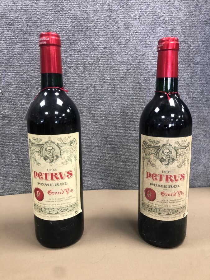 Null 2 bottiglie PETRUS, Pomerol 1993. 1 livello perfetto, 1 livello basso del c&hellip;