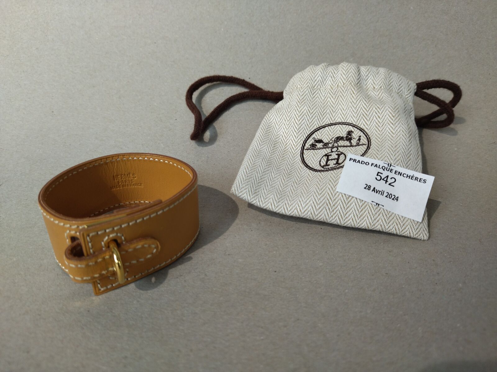 Null HERMES, Paris : bracelet en cuir camel et garniture de métal doré. Dans son&hellip;