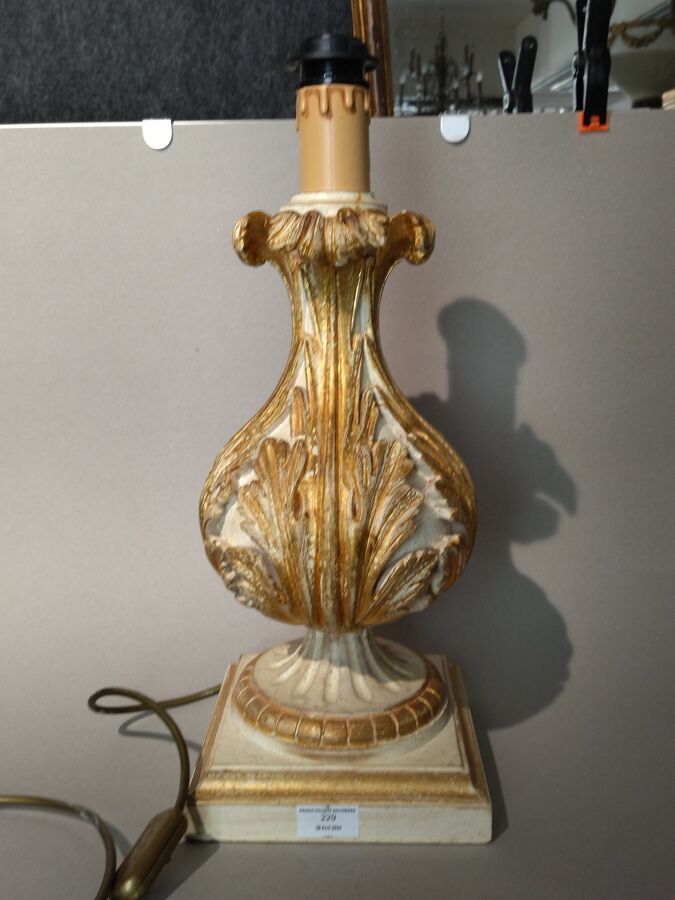 Null Pied de lampe en bois sculpté, laqué et doré à décor de feuilles d'acanthes&hellip;