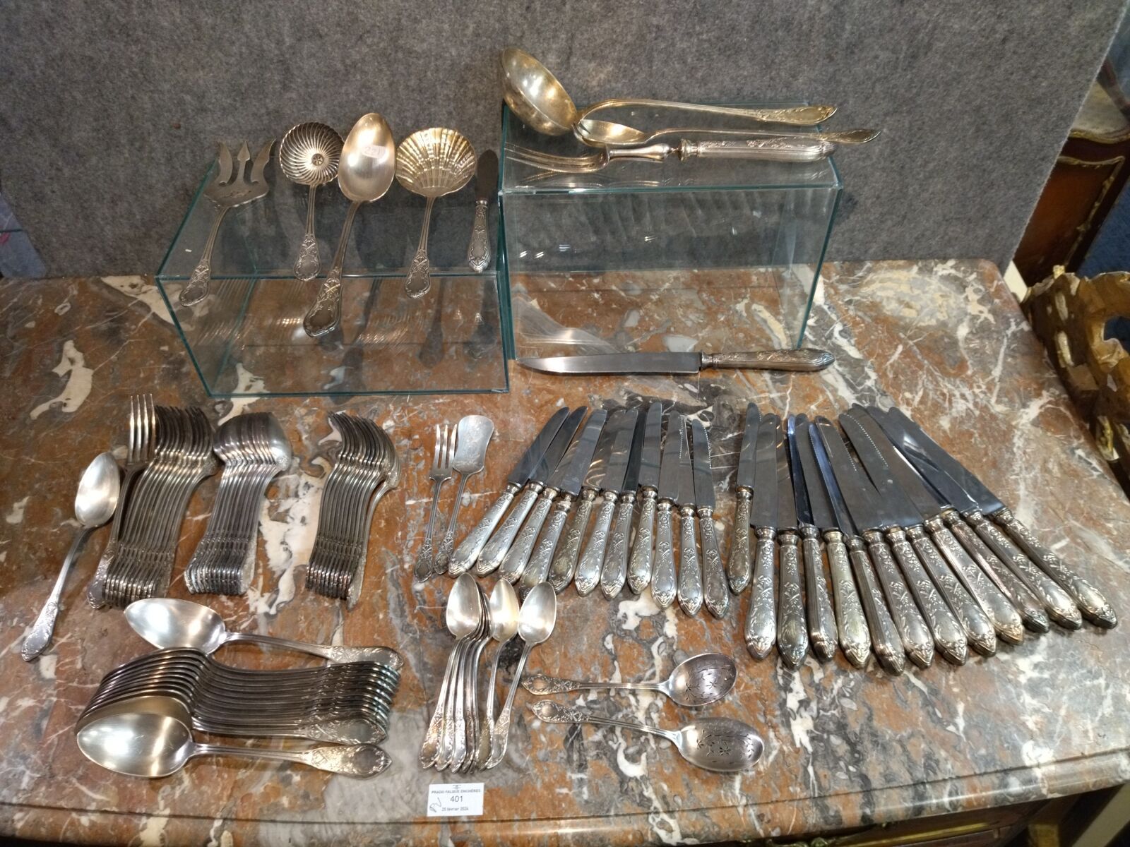 Null SFAM：镀银餐具包，Themis 火炬型，包括 12 件大餐具、12 把大刀、12 件甜点餐具、12 把甜点刀、6 把茶匙、一个勺子、一套雕刻餐具、&hellip;