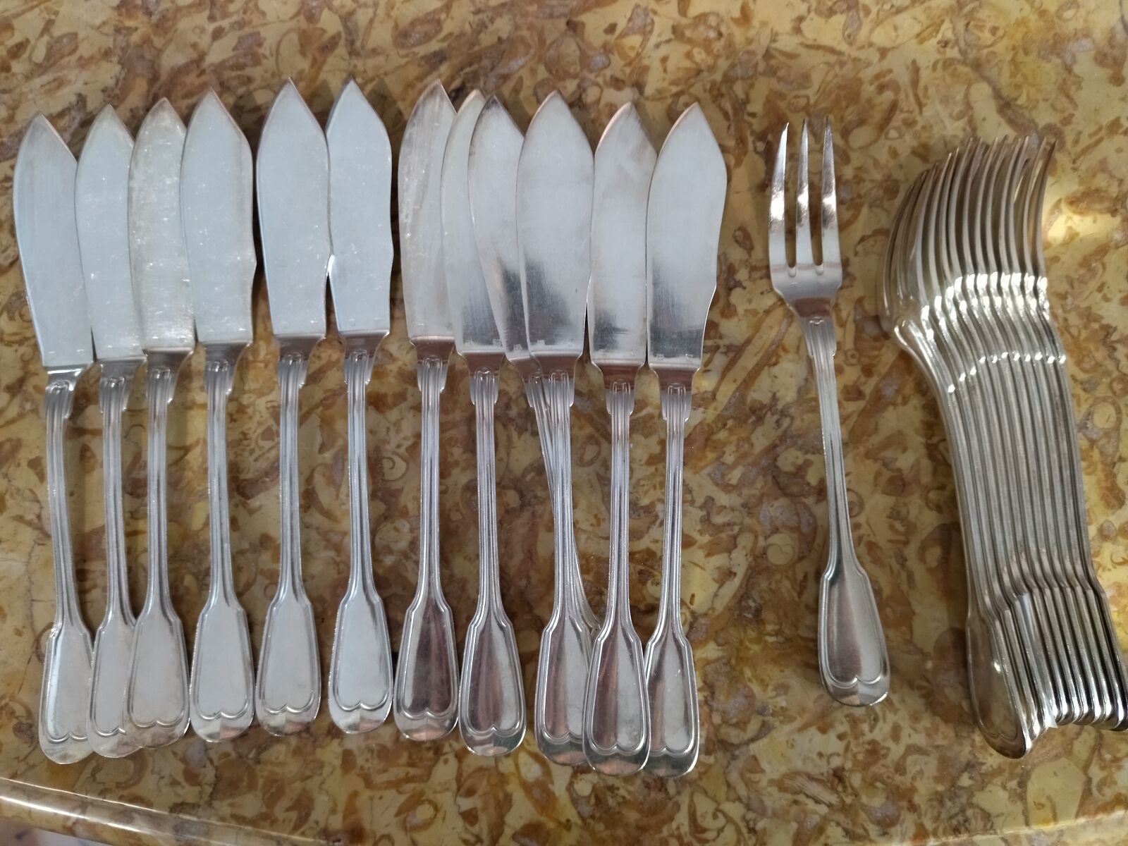 Null ORBRILLE : 12 fourchettes et couteaux à poisson en métal argenté, modèle à &hellip;