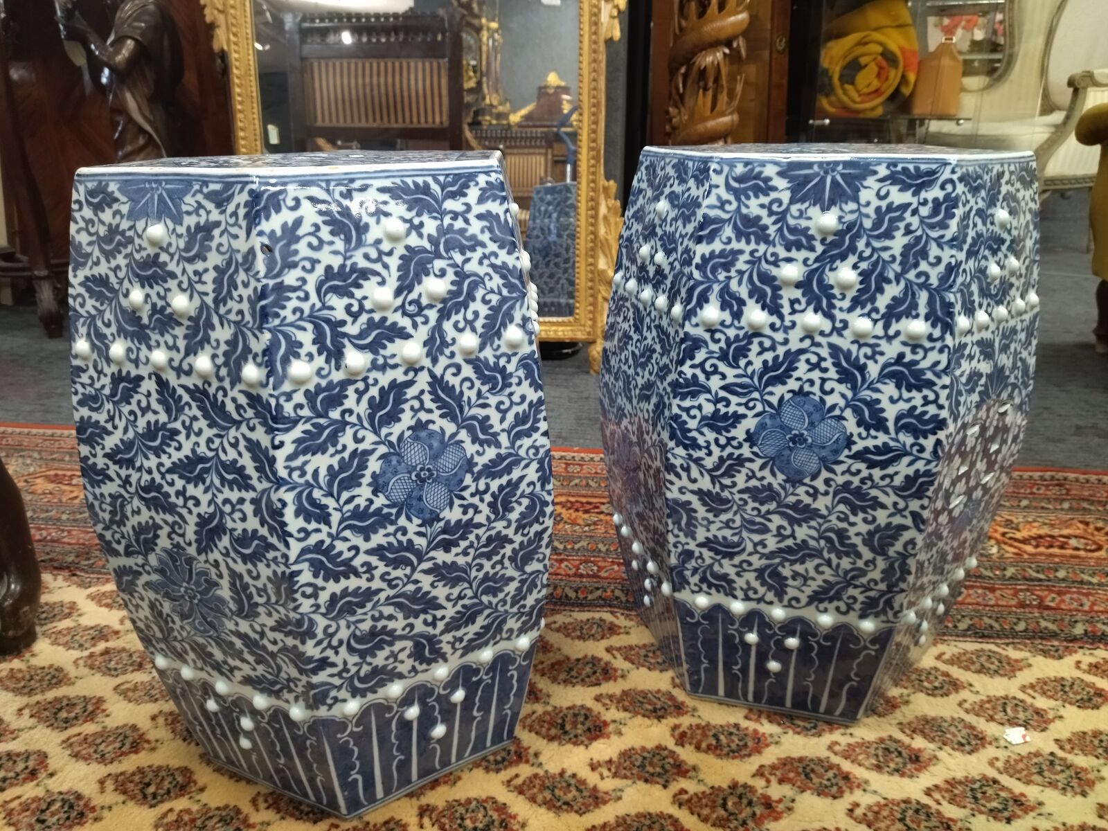 Null 中国：一对六角形瓷胎珐琅彩凳，釉下饰有蓝色单色荷花叶片，部分为镂空。尺寸：49 x 35 x 35 厘米。小碎片和珐琅碎片