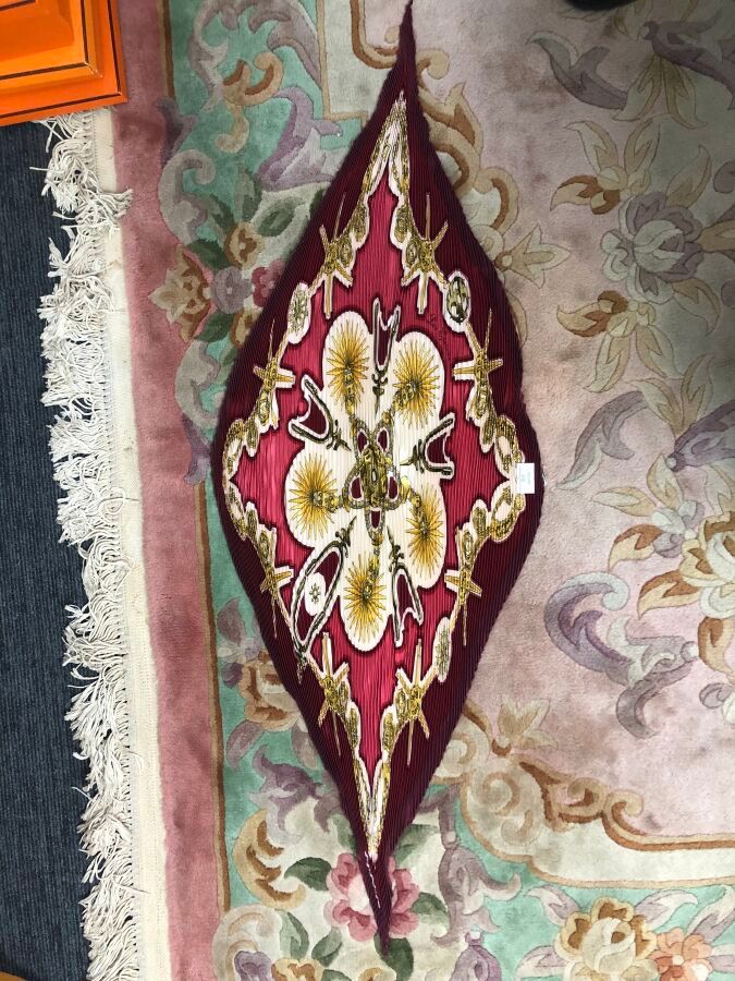 Null HERMES, Paris : foulard en soie plissée "Les éperons"