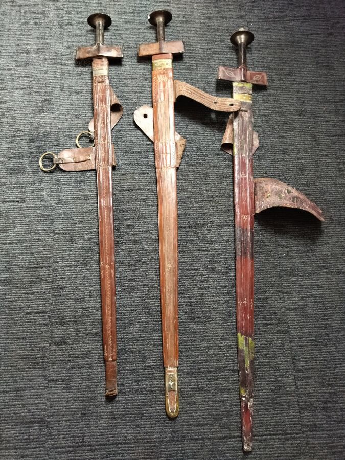 Null Trois épées Touareg à poignées en métal gainé de cuir, une lame gravée du s&hellip;