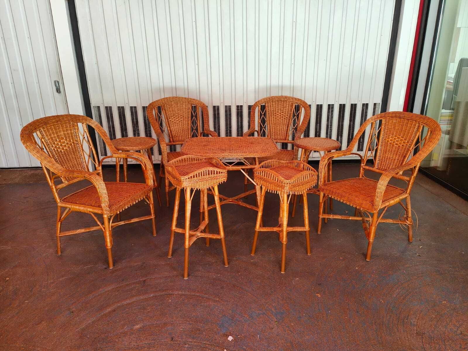 Null Partie de mobilier de salon en rotin comprenant quatre fauteuils, une table&hellip;