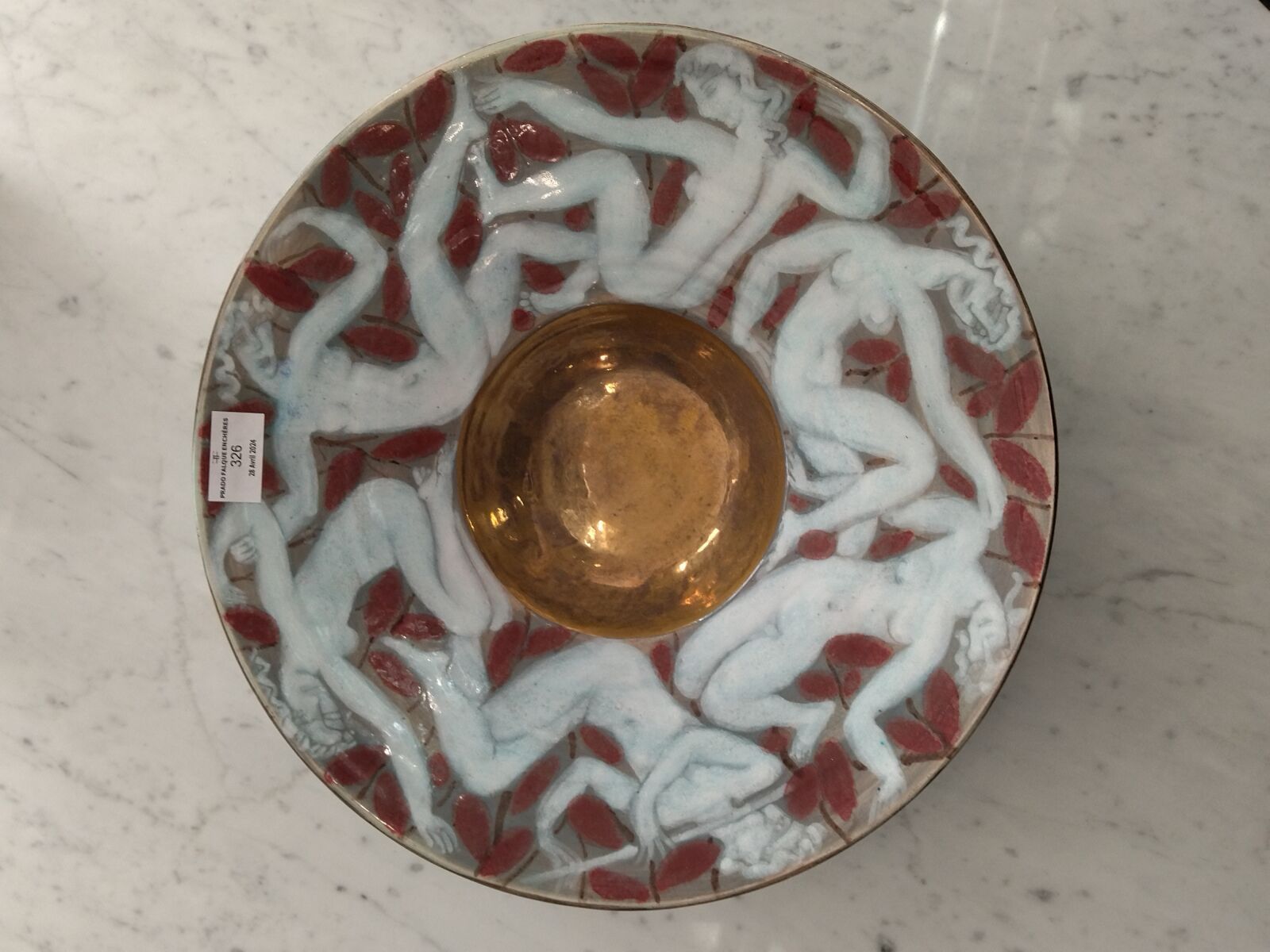 Null 爱德华-卡佐（Edouard CAZAUX）：底座上的多色鎏金珐琅陶瓷脐碗，碗翼饰有五位仕女和一位演奏者的楣饰，背景为树叶。底座下有签名。1950 年&hellip;