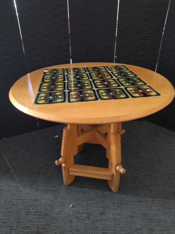 Null 罗伯特-吉耶梅和雅克-尚博朗
带系统（高低位置）的橡木座桌，桌面上装饰有 16 块多色陶瓦，约 1960 年，52x92 厘米