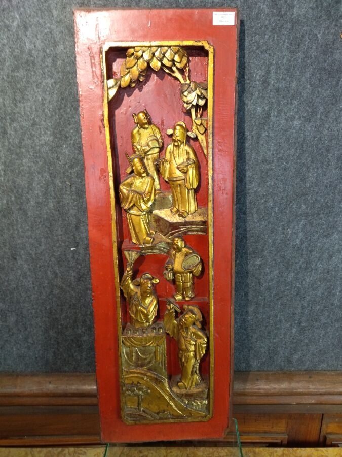 Null China: Wooden bed element, carved and lacquered in red and gold, decorated &hellip;