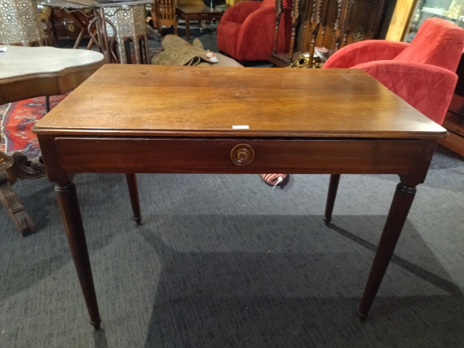 Null Table bureau en acajou, ouvrant par un tiroir en ceinture, style Louis XVI,&hellip;