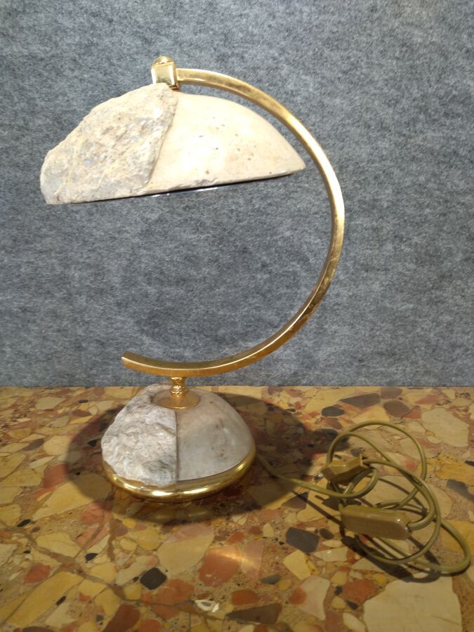 Null Lampada in pietra scolpita e ottone dorato, paralume a forma di semisfera, &hellip;