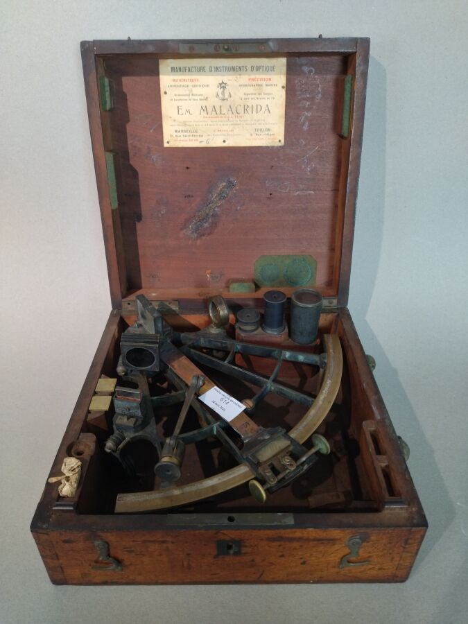 Null E. LORIEUX à Paris : sextant en laiton et métal laqué noir, poignée acajou.&hellip;