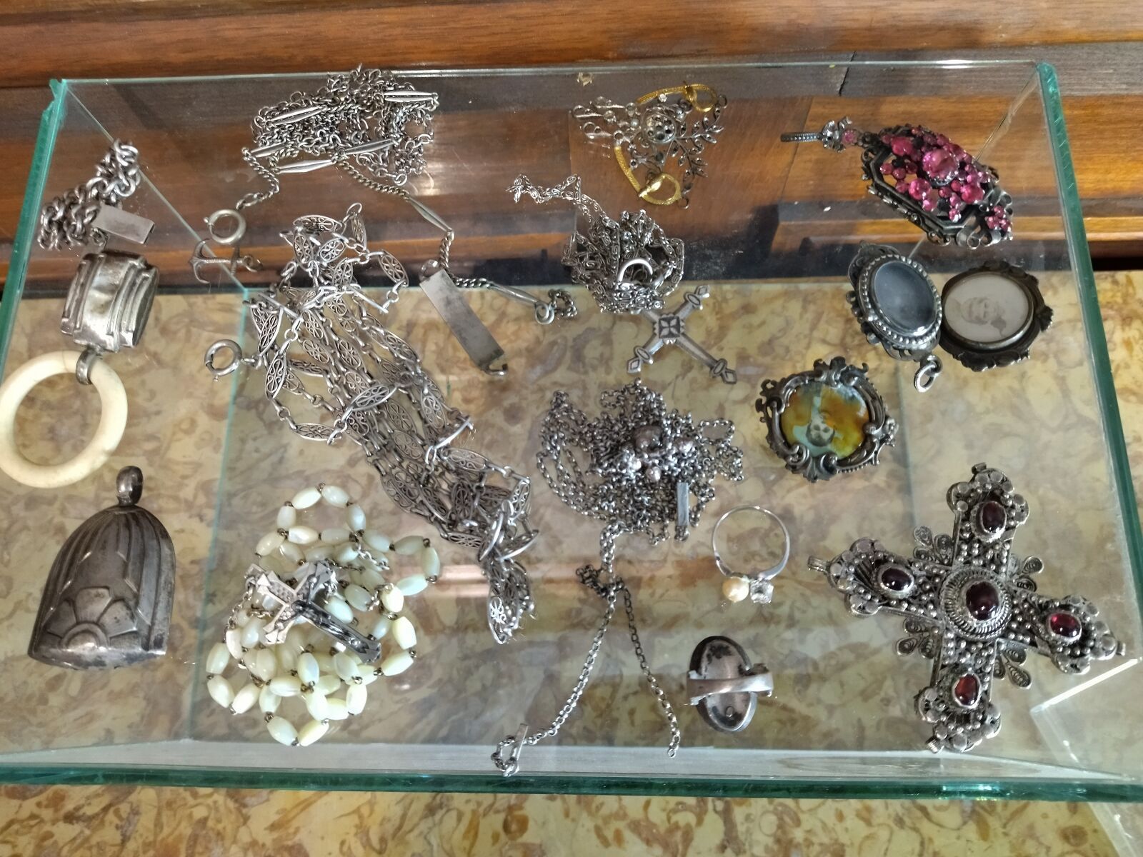 Null Pequeño lote de joyas de plata o metal compuesto por un collar de cadena de&hellip;
