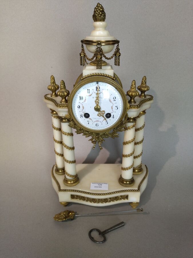 Null Portico clock in alabaster and gilt bronze, the enameled dial with Richond &hellip;
