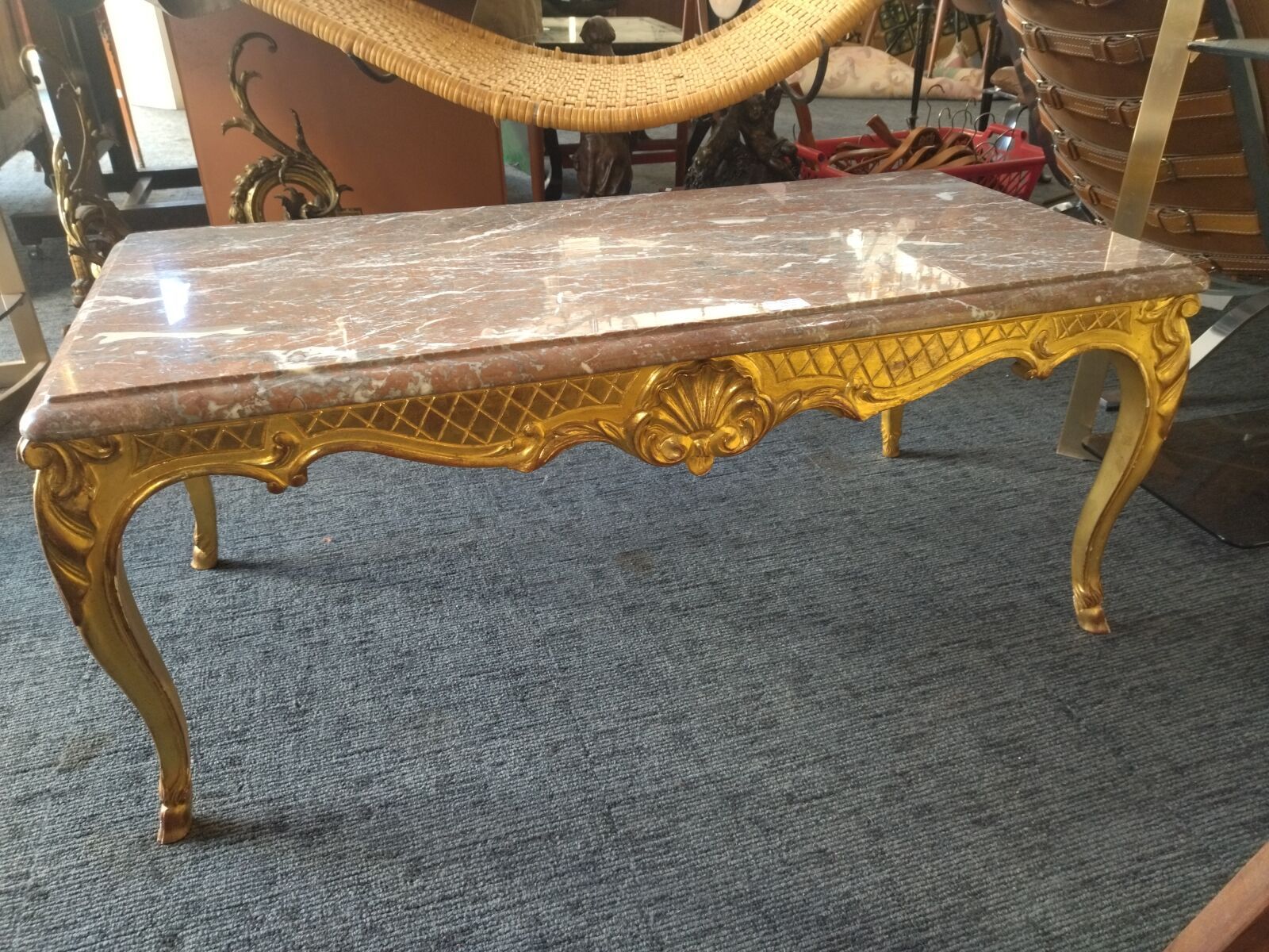 Null Table basse en bois sculpté stuqué et doré, plateau de marbre. Style rocail&hellip;