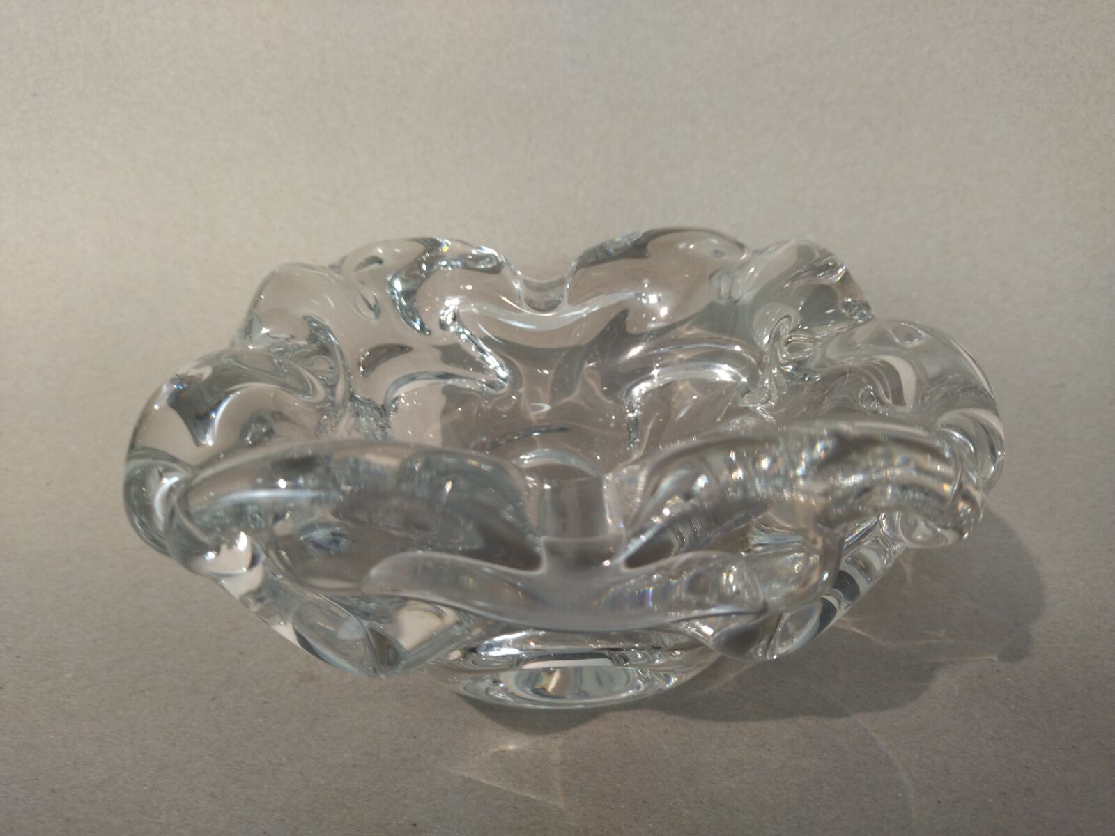 Null Cristallerie de Lorraine : cendrier en cristal étiré. 8 x 16 x 16 cm