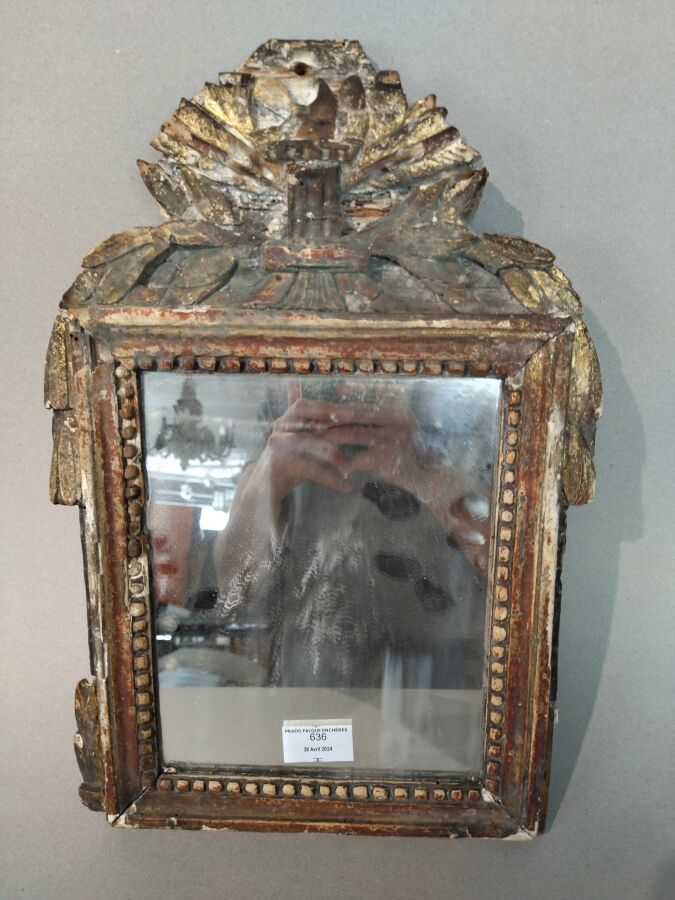 Null Petit miroir en bois stuqué, mouluré, sculpté et anciennement doré à décor &hellip;