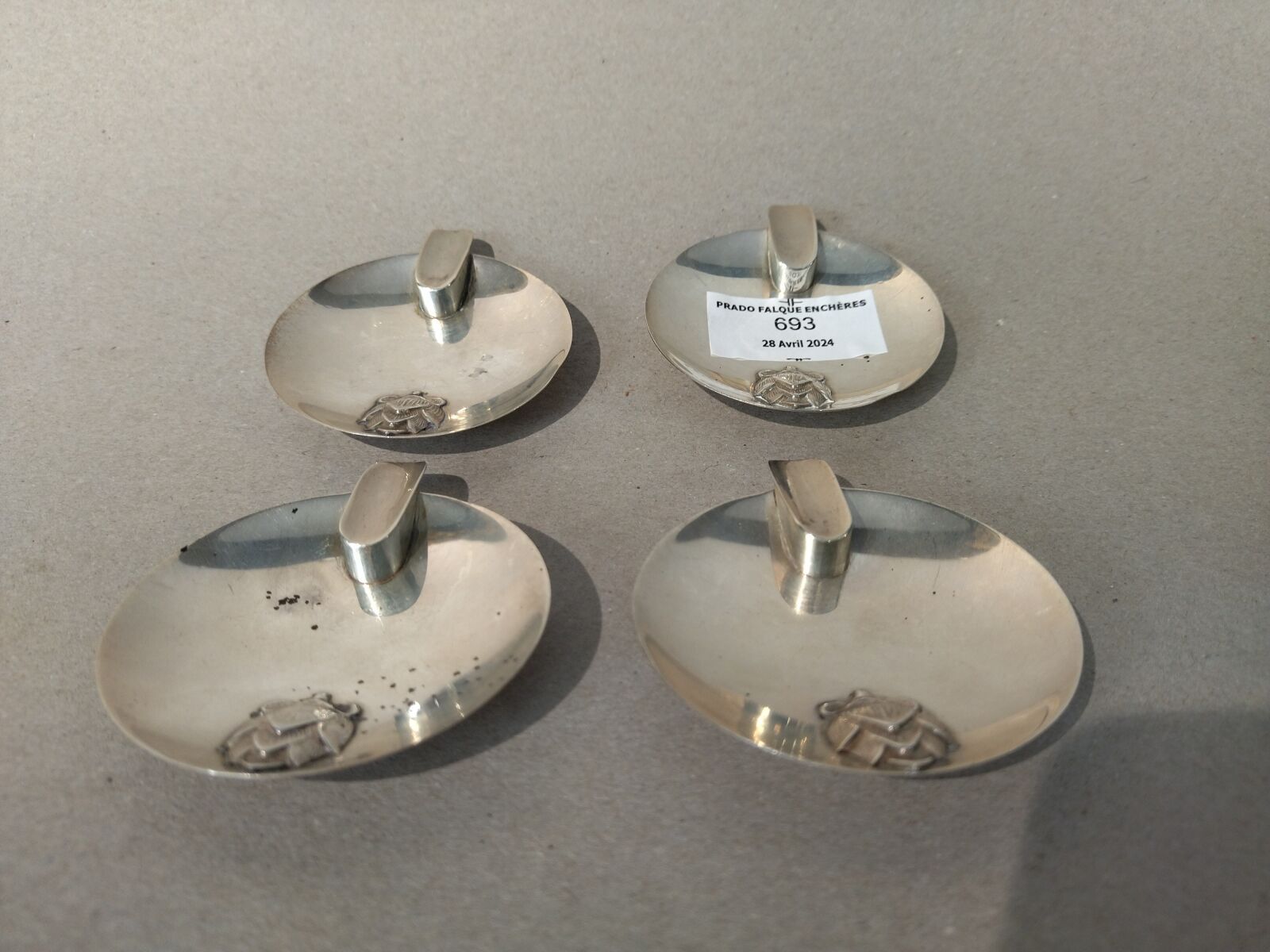Null 4 petits cendriers individuels en argent sterling à décor d'un artichaut. 1&hellip;