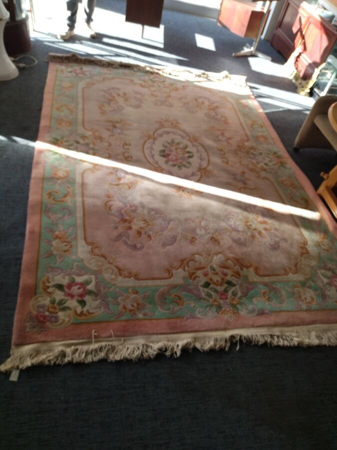 Null Important tapis en laine noué main à décor floral dans le goût de la Savonn&hellip;