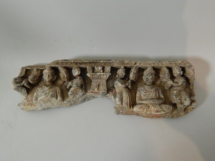 Null Fragment de frise en schiste, sculpté de Bouddhas. 6,5 x 22,5 cm. (Gandhara&hellip;