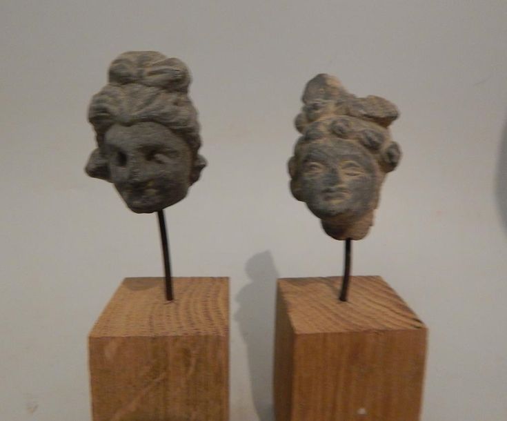 Null Deux têtes d’adorant en schiste. H : 5,7 et 4,8 cm. (Gandhara. Ier-Ve siècl&hellip;