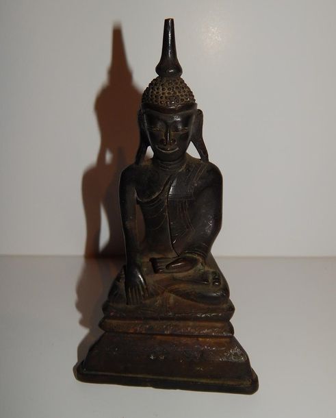 Null Bouddha assis en prise de terre à témoin, en bronze. Birmanie, fin XIXe s. &hellip;