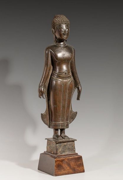 Null Bouddha debout, en bronze. Laos, XIXe s. H : 49 cm