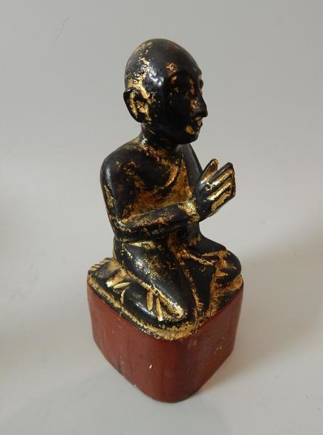 Null Adorant agenouillé, en bois laqué noir. Birmanie, fin XIXe s. H : 17,5 cm